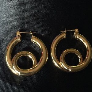 Gold tone earring